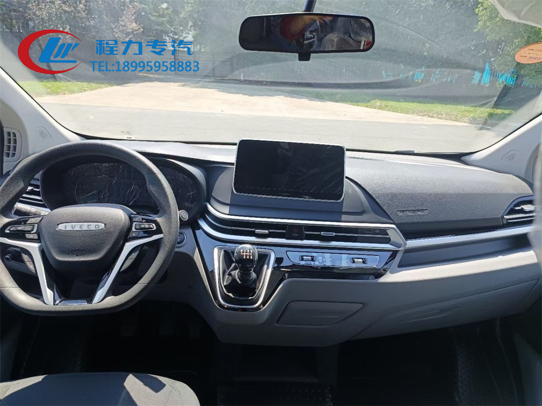 依維柯聚星純電動(dòng)救護(hù)車