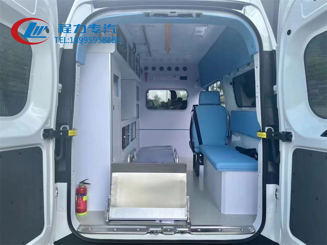 依維柯聚星純電動(dòng)救護(hù)車