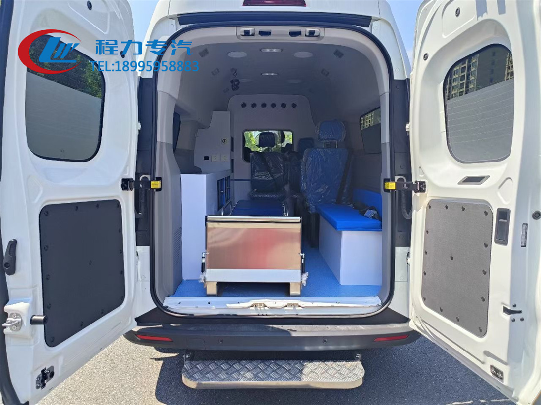 依維柯聚星純電動(dòng)救護(hù)車